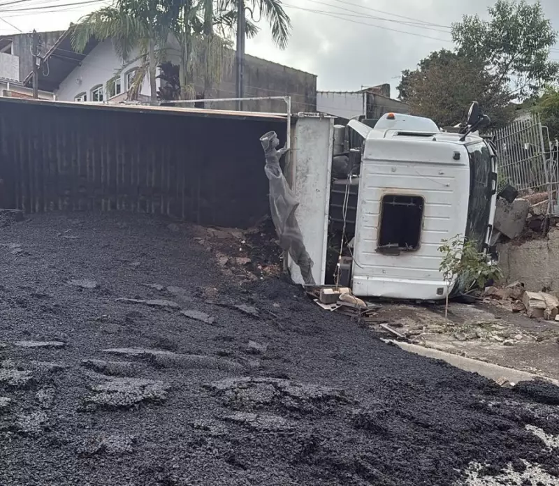 Caminhão carregado com massa de asfalto tomba após perder freios em Piedade: veja detalhes