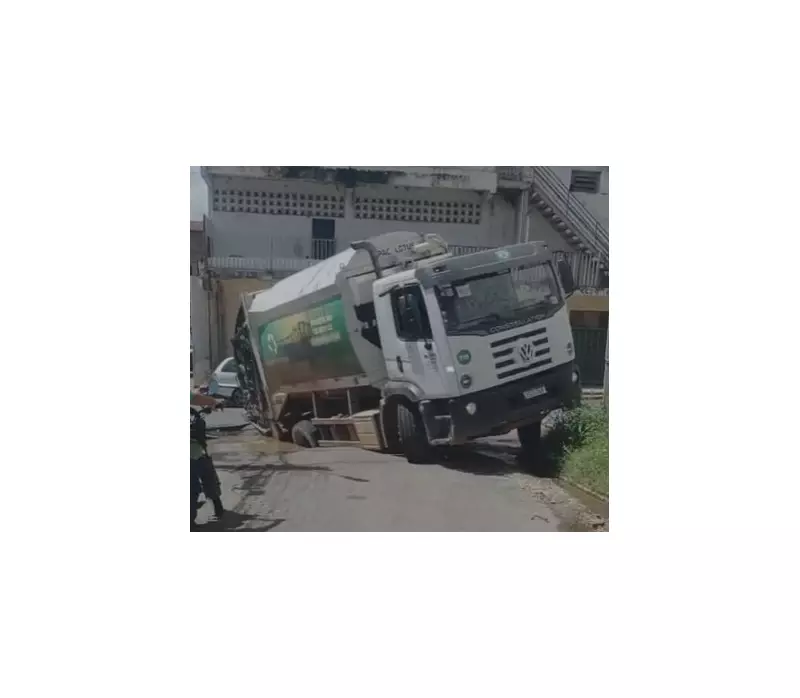 Caminhão de lixo fica preso em cratera no meio da rua na Zona Sul de Teresina — Veja o vídeo!