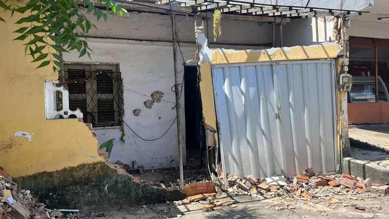 Caminhão desgovernado invade residência em Fortaleza e causa destruição