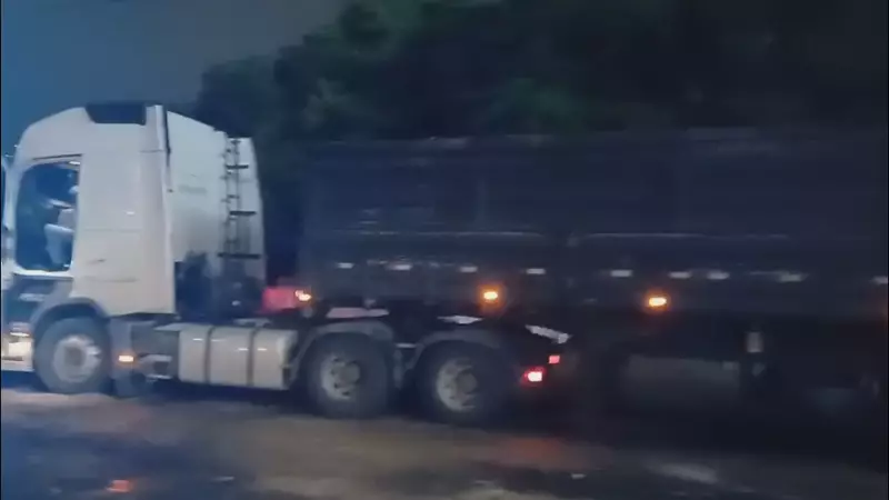 Caminhão é flagrado com 40 toneladas acima do limite na BR-290 no RS: multa e apreensão