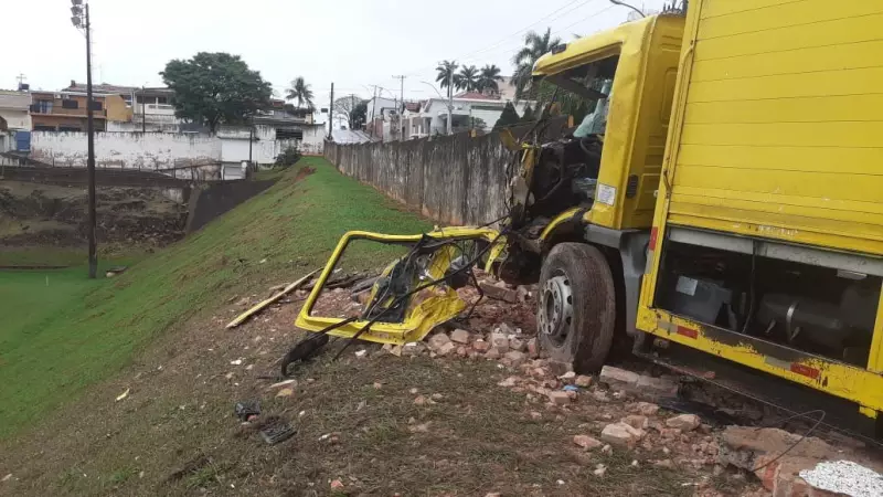 Caminhão perde controle e colide em muro na SP-249 em Pompéia: veja detalhes