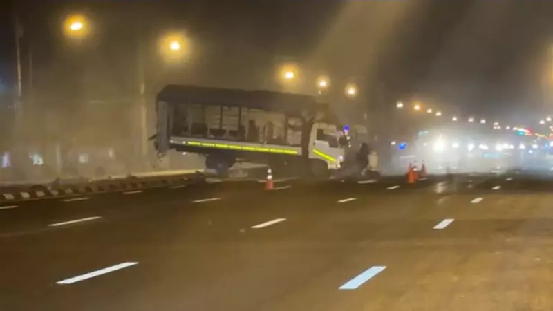 Caminhão roda descontrolado por 10 minutos após batida e só para sem combustível — Assista ao vídeo impressionante!