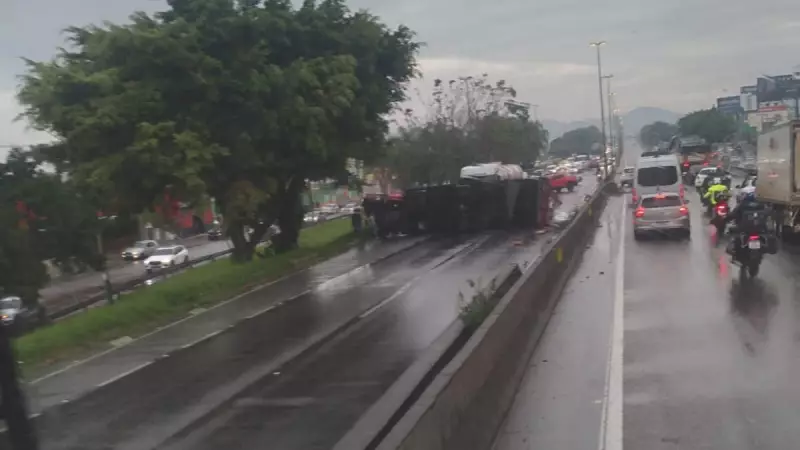 Caminhão tomba e causa congestionamento quilométrico na BR-101 em Balneário Camboriú