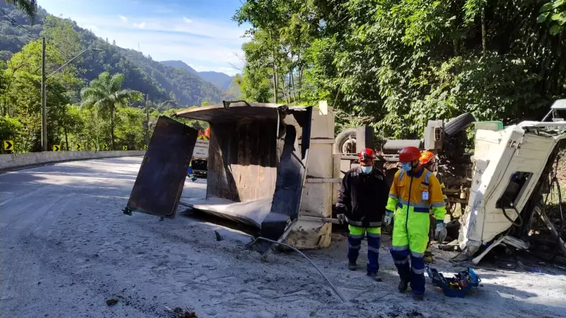 Caminhão tomba na Serra da Rodovia dos Tamoios e deixa motorista ferido