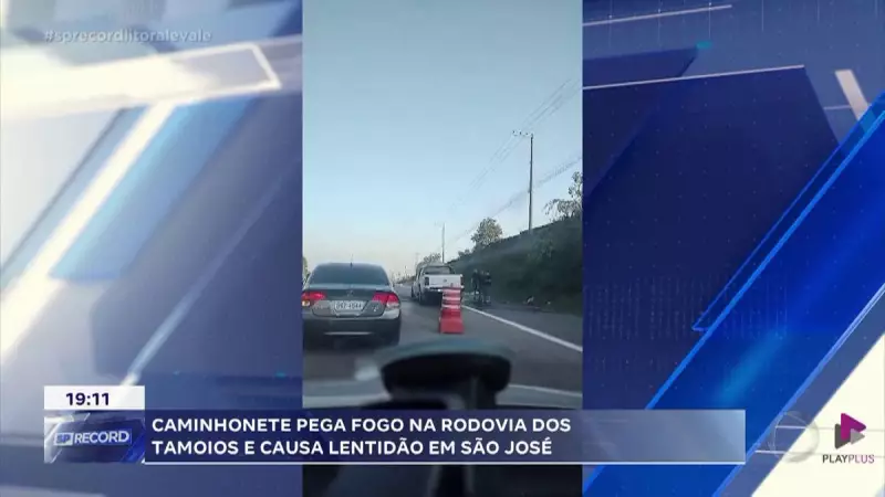 Caminhonete pega fogo na Rodovia dos Tamoios e causa lentidão em São José dos Campos