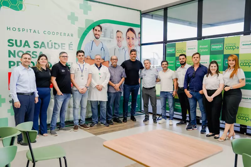 Cantor Léo Chaves visita Hospital Cooperar e emociona pacientes em Vilhena, RO