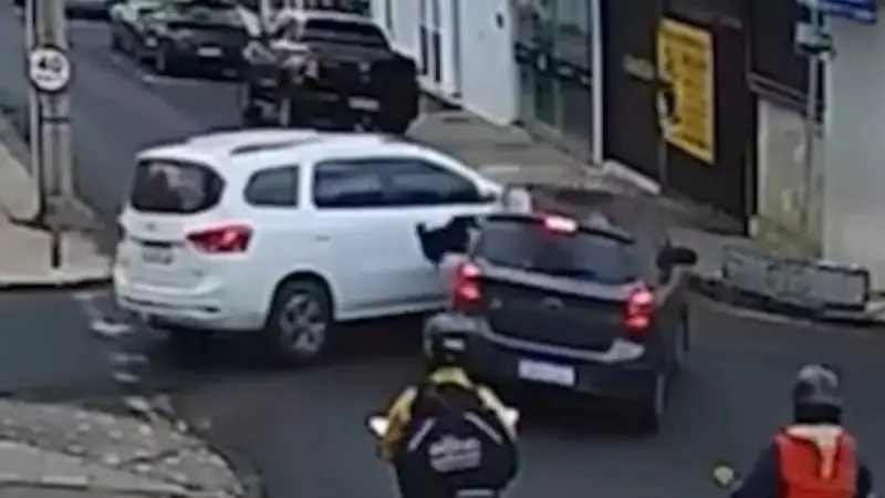 Cão é arremessado pela janela de carro após colisão em Uberlândia (MG) — Veja o vídeo chocante