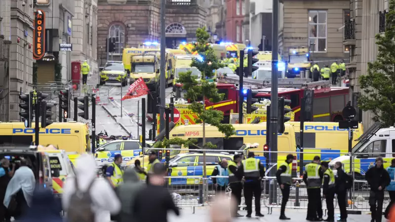 Caos em festa do Liverpool: Van atropela torcedores e deixa cenas de pânico