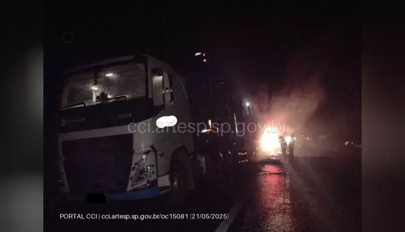 Carreta carregada com 50 kg de madeira pega fogo e interdita rodovia em Tatuí
