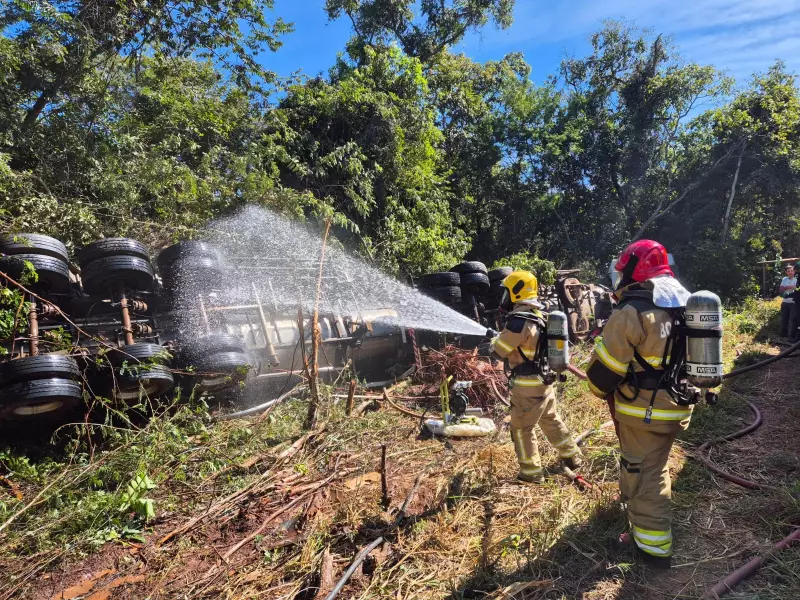 Carreta carregada com querosene de aviação capota na BR-040 em Três Marias e causa transtornos