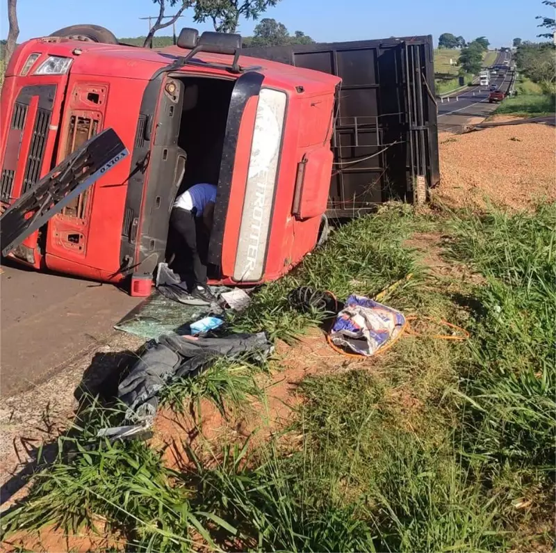 Carreta carregada de amendoim tomba e atinge caminhonete em Parapuã: veja detalhes do acidente