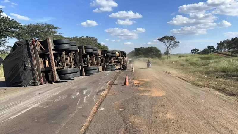 Carreta carregada de celulose tomba e interdita Rodovia da Integração em Tupi Paulista