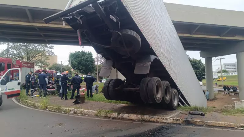 Carreta despenca de viaduto na Rodovia Anhanguera após colisão em Araras; veja o vídeo
