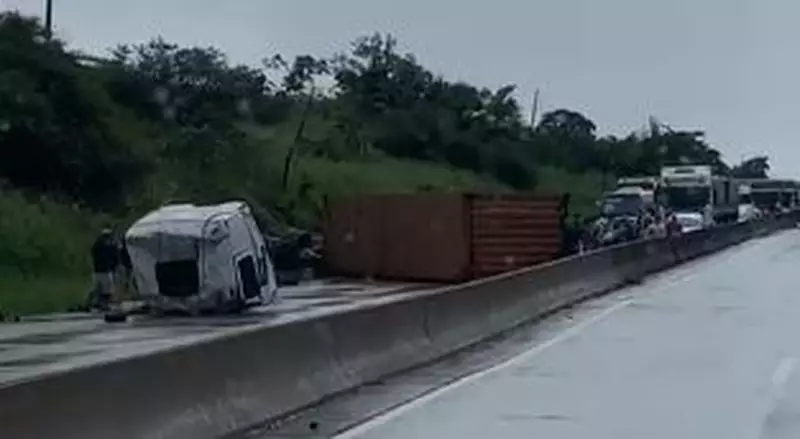 Carreta tomba e bloqueia trânsito na BR-101 em Capela: veja detalhes do acidente