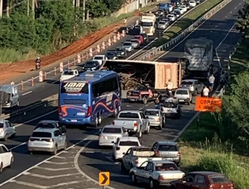 Carreta tomba e interdita rodovia em Piracicaba: veja imagens e desvios