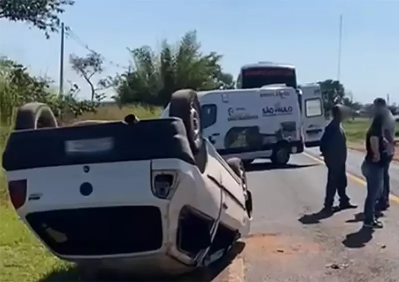 Carro capota na rodovia entre Águas de Santa Bárbara e Cerqueira César: veja detalhes