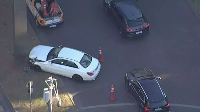 Carro de luxo colide com poste na Praça da Savassi, em BH; veja o vídeo