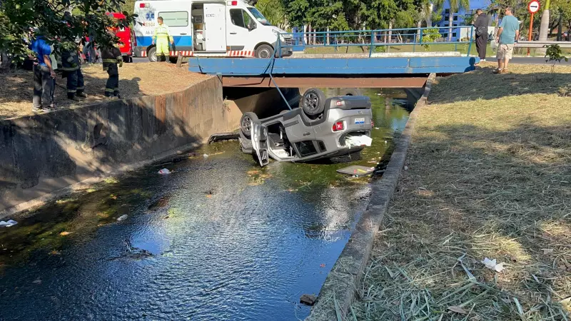 Carro despenca em córrego próximo à USP em São Carlos: veja o vídeo impressionante!