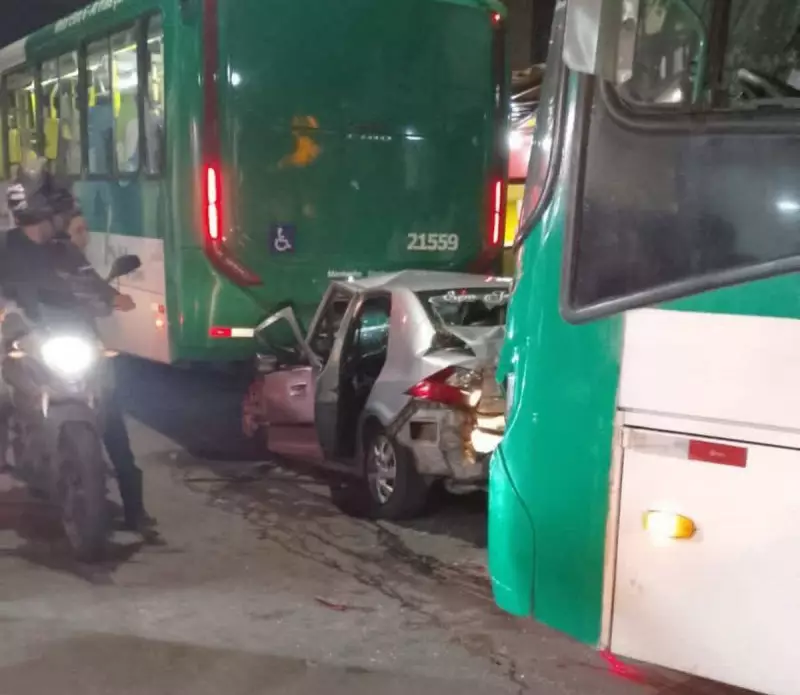 Carro fica preso entre dois ônibus após colisão no Arenoso: veja imagens chocantes!