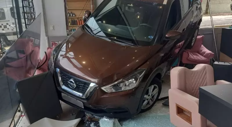 Carro invade salão de beleza em Sorocaba e causa prejuízo de mais de R$ 20 mil