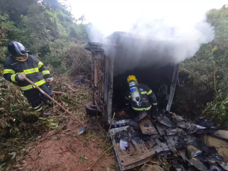 Carro pega fogo após motorista perder controle e despencar de ribanceira de 8 metros na TO-404