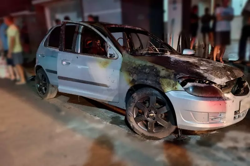 Carro pega fogo em garagem de residência no centro de Parapuã; veja detalhes