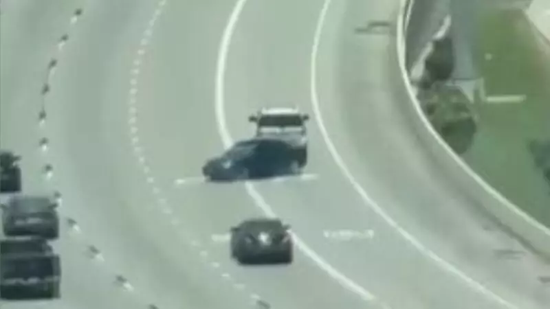 Carro rebocado fica descontrolado e causa zigue-zague assustador em rodovia dos EUA