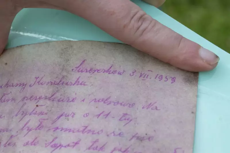 Carta de amor em garrafa de 1959 é encontrada por meninos na Polônia: uma mensagem romântica atravessa o tempo