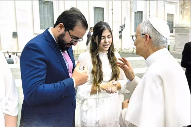 Casal brasileiro em lua de mel recebe bênção do Papa Leão XIV em audiência emocionante