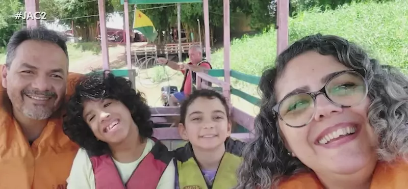 Casal do Acre transforma vidas ao adotar duas irmãs: 'Elas que nos abençoaram'