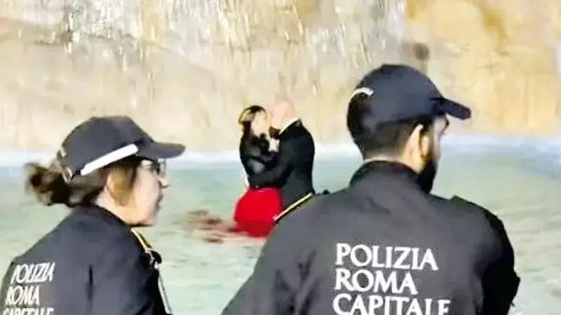 Casal invade Fontana di Trevi para dançar e leva multa por 'loucura de amor' em Roma