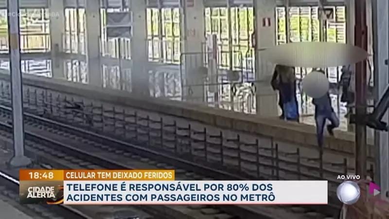 Celular é o vilão: 80% dos acidentes com passageiros no metrô de Salvador têm ligação com o aparelho