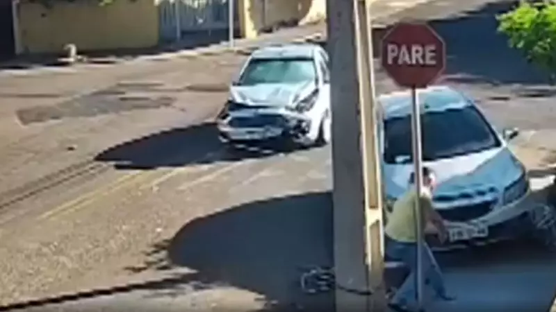 Choque entre carro e bicicleta em Santa Fé do Sul deixa ciclista ferido: veja o vídeo