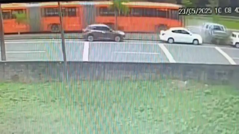 Choque frontal entre caminhonete e ônibus em canaleta de Curitiba deixa feridos