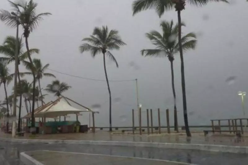 Chuva intensa causa alagamentos em Salvador; previsão é de tempo instável no fim de semana