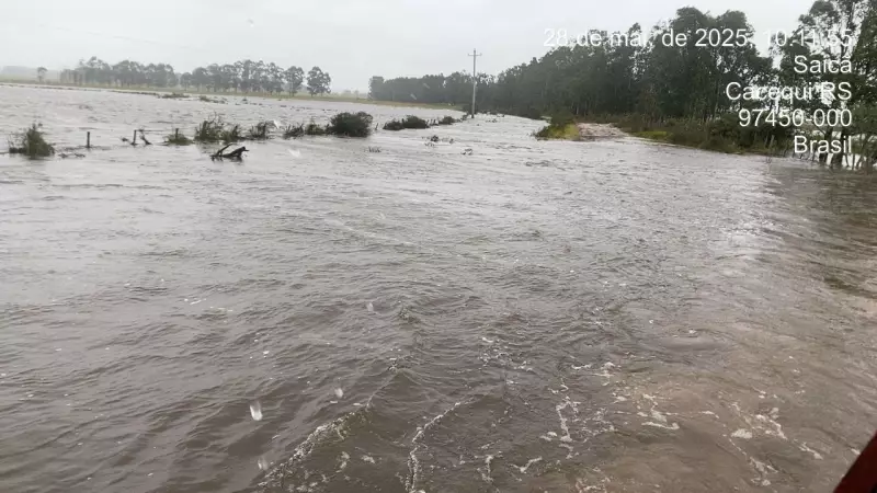Chuva intensa no RS: Arroio transborda e deixa moradores ilhados em comunidade