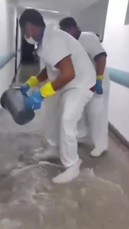 Chuvas intensas alagam corredores do HGE, principal hospital público de Alagoas