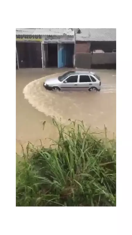 Chuvas intensas causam deslizamentos e alagamentos em Ubatuba, SP