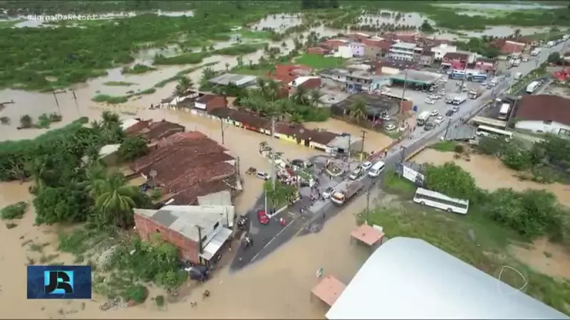 Chuvas intensas em Alagoas: alagamentos desabrigam centenas e causam caos