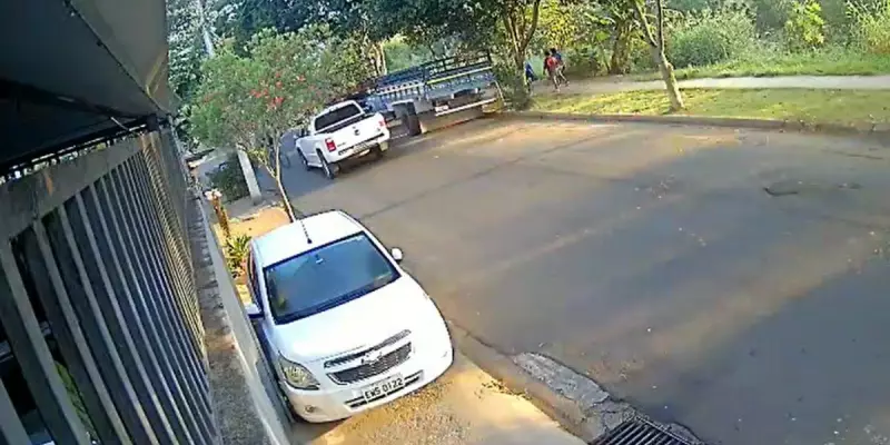 Ciclista em estado grave após atropelamento por caminhonete em Valinhos: veja o vídeo