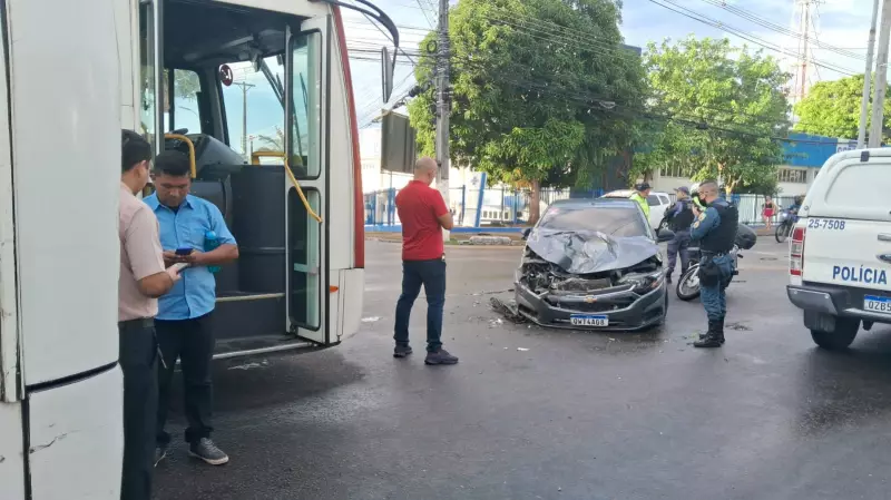 Colisão entre carro e micro-ônibus paralisa avenida em Manaus e causa caos no trânsito