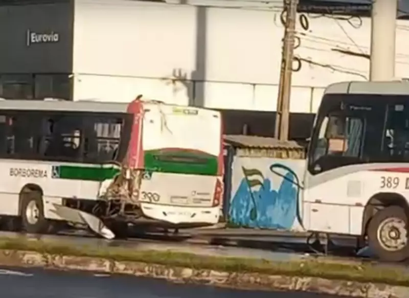 Colisão entre ônibus da mesma linha deixa feridos em Olinda: veja detalhes
