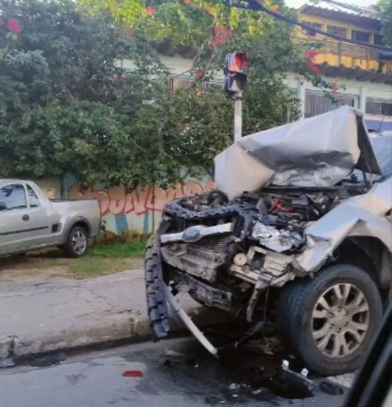 Colisão entre veículos na Avenida Ogunjá: veja detalhes do acidente