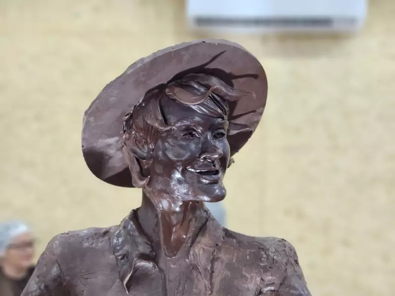 Confeiteiro impressiona com escultura de 170 kg de chocolate em evento rural em Rondônia
