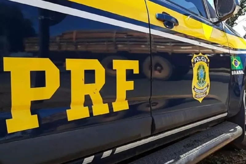 Corpo carbonizado e com mãos amarradas é encontrado dentro de carro na BR-040 em Minas Gerais