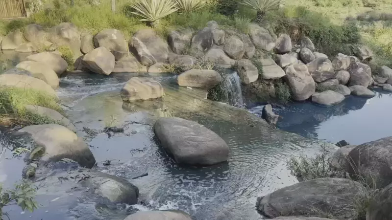Córrego de Jundiaí recupera cor natural após vazamento de corante azul