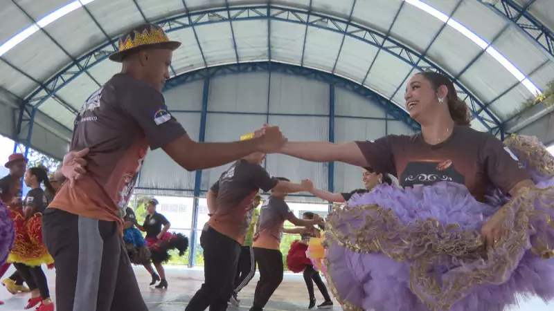 Costureira e dançarinos se unem em maratona de paixão para desfiles de quadrilha junina no Recife