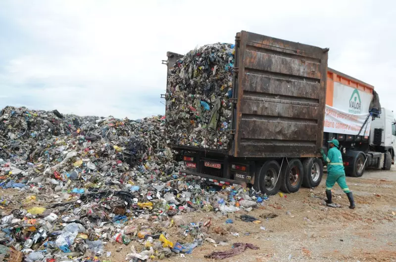 CPI do Rio visita aterro sanitário no DF para investigar danos ambientais