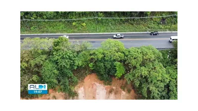 Crateras por erosão ameaçam rodovias na Grande Maceió: risco iminente para motoristas
