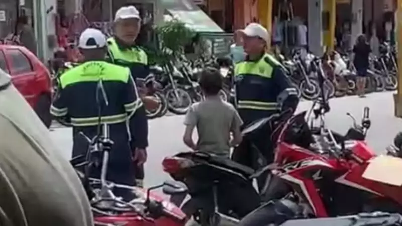 Criança de 11 anos é flagrada pilotando moto no interior do Ceará: veja o vídeo